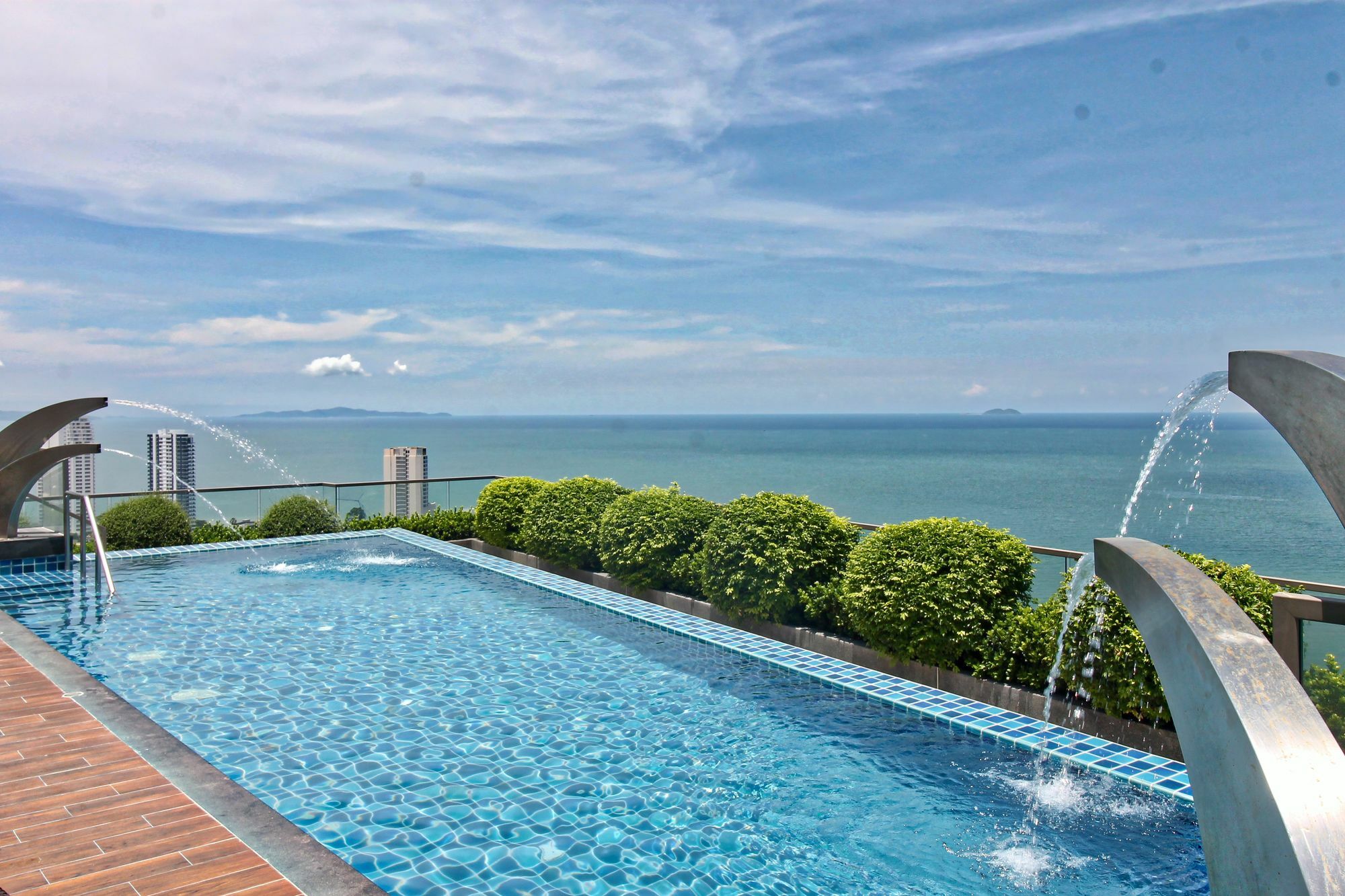The Peak Towers Pattaya Exterior foto