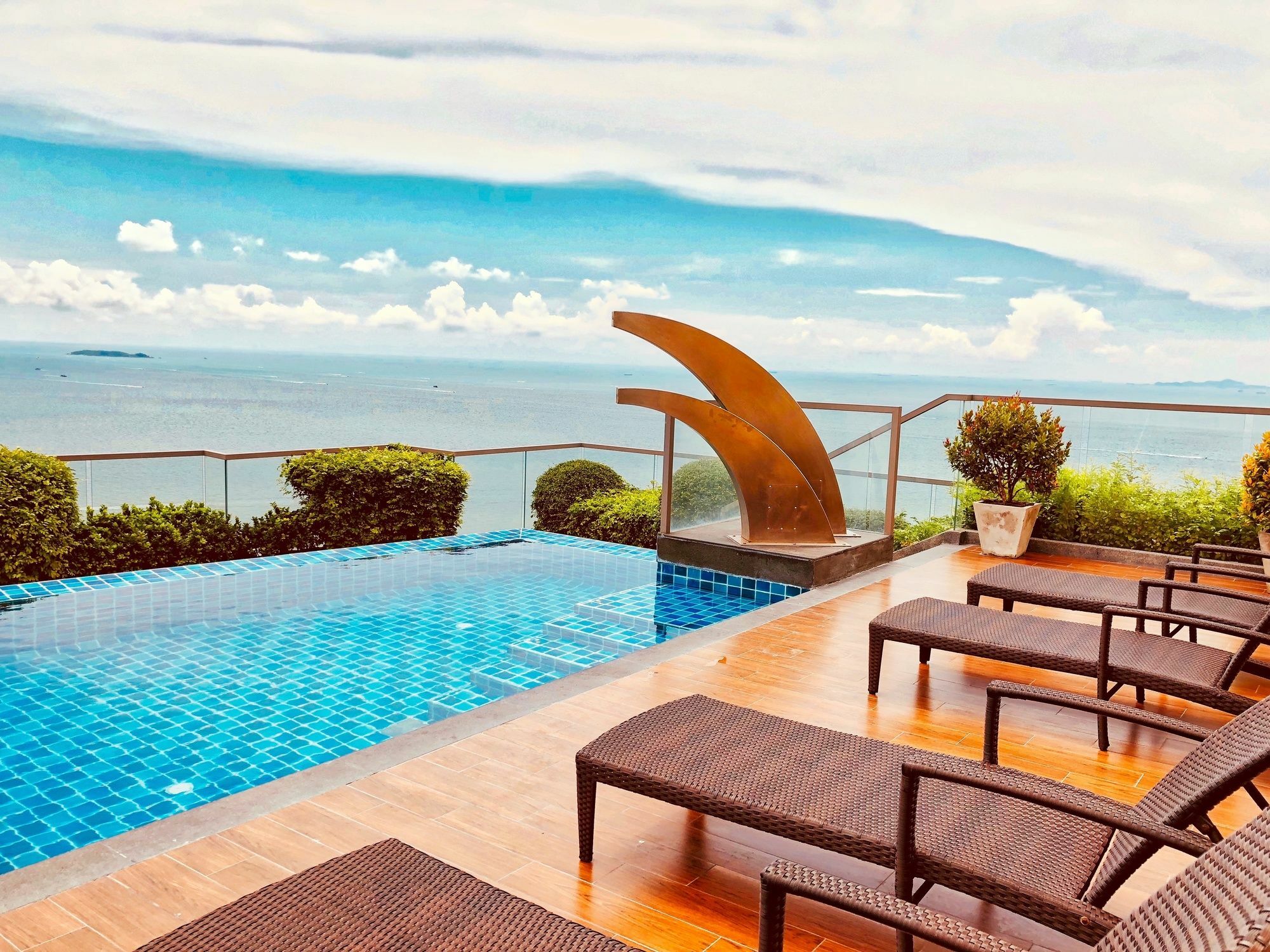 The Peak Towers Pattaya Exterior foto