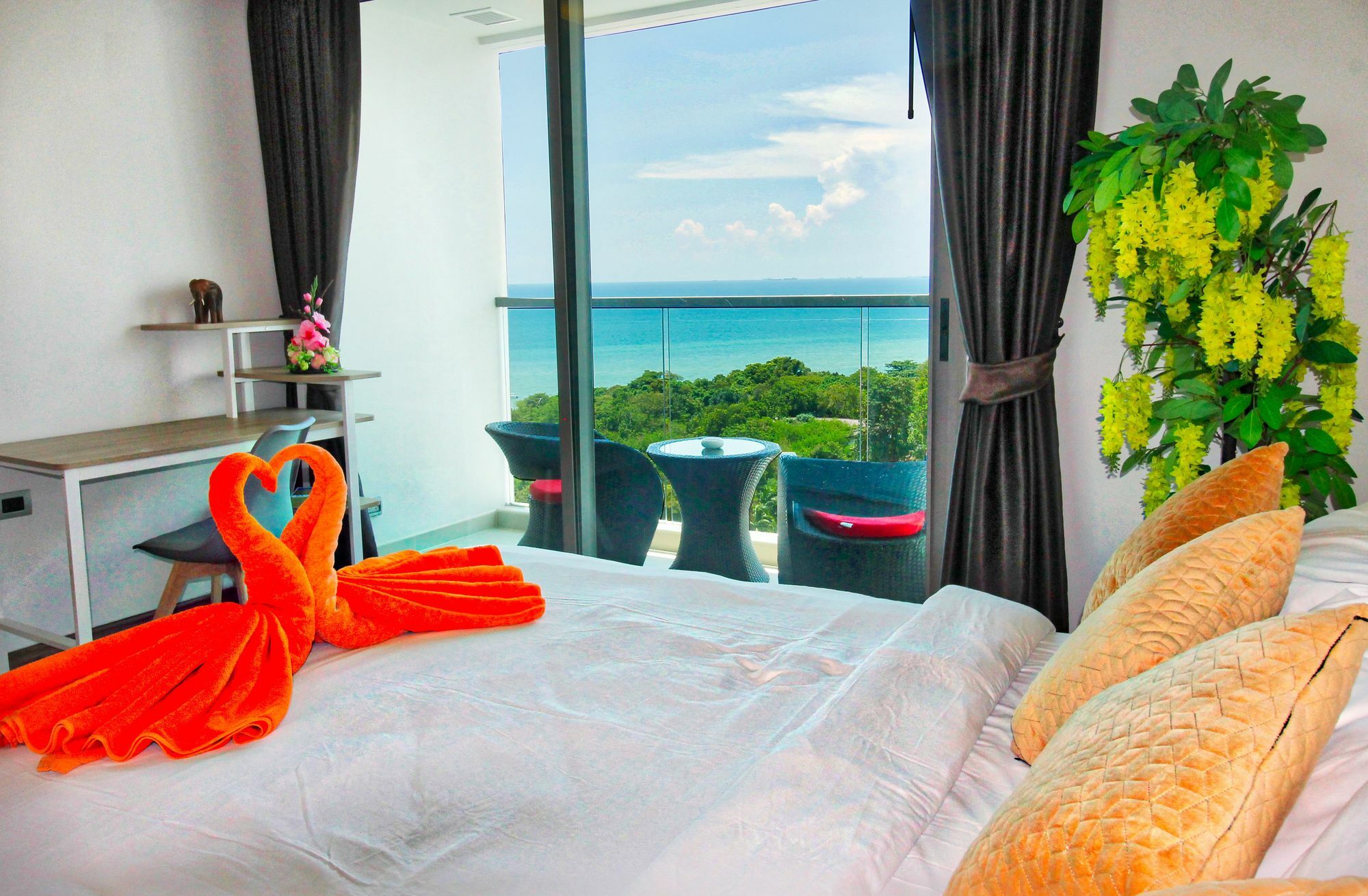 The Peak Towers Pattaya Exterior foto